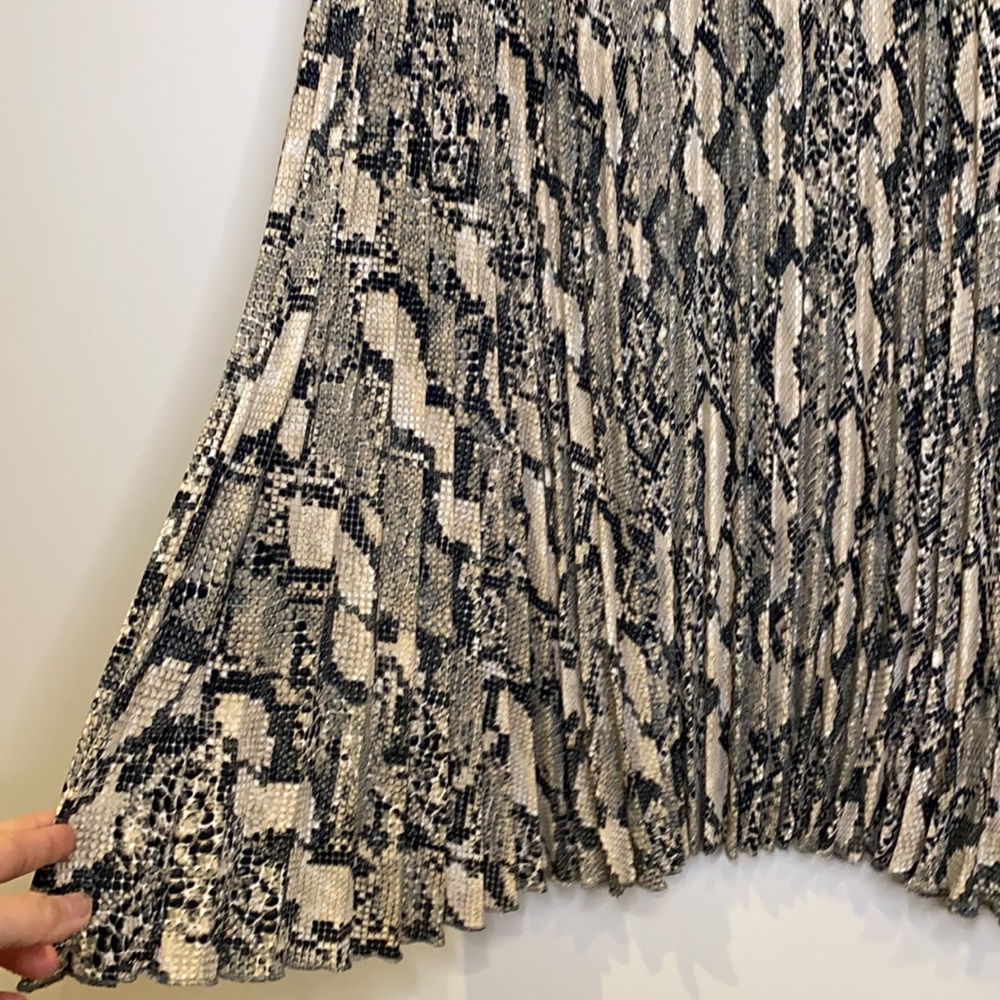 Brand new with tag - H&M pleated midi skirt in xs - Picture 4 of 7